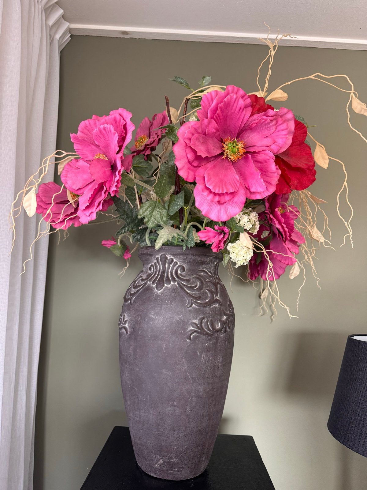 Grote decoratieve vaas met kunstbloemen, Huis en Inrichting, Ophalen, Overige materialen, Gebruikt, Met patroon/structuur