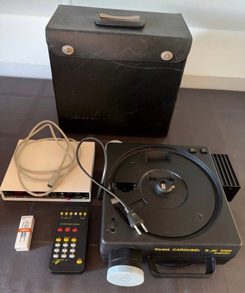 Kodak Carousel S-AV 1050 projector met accessoires, Ophalen of Verzenden, Gebruikt