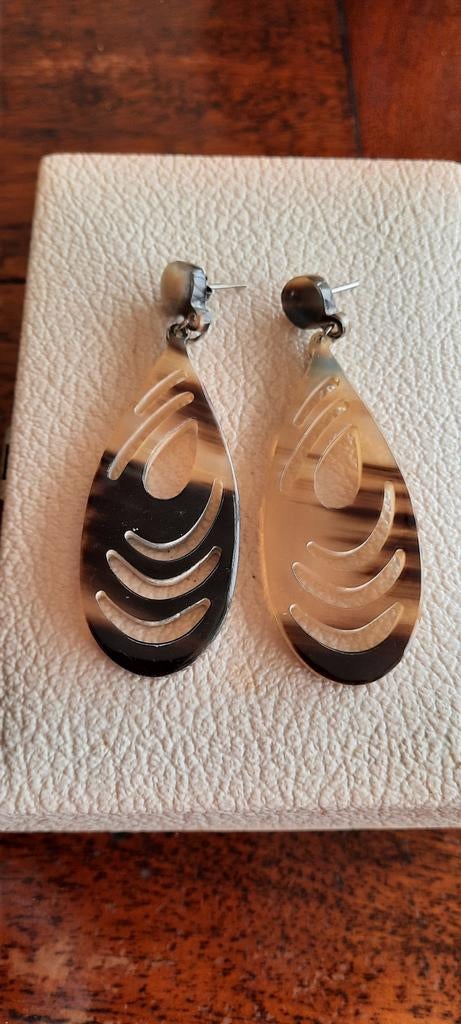 Vintage oorbellen  van buffelhoorn., Ophalen of Verzenden, Goud, Overige materialen
