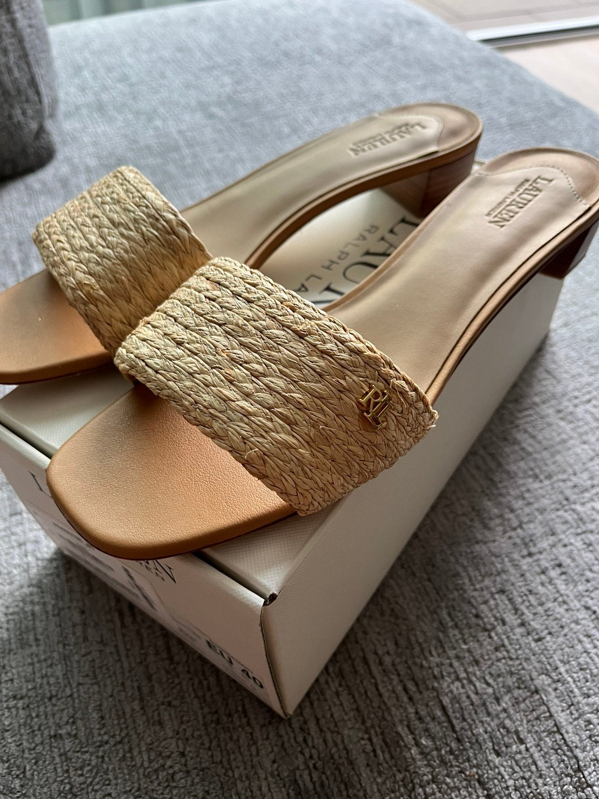 Ralph Lauren slippertje met hakje van raffia in maat 40., Kleding | Dames, Schoenen, Slippers, Beige, Nieuw, Ophalen of Verzenden