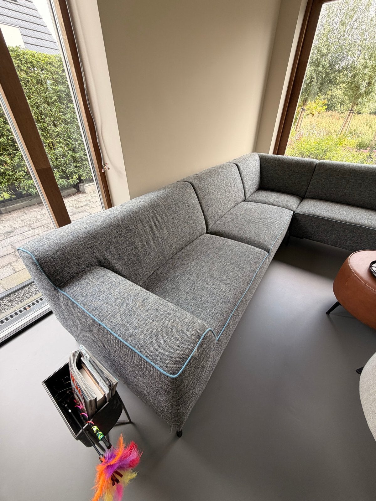 Moderne Montel grijze hoekbank met blauwe bies, Huis en Inrichting, Ophalen, Zo goed als nieuw, Stof