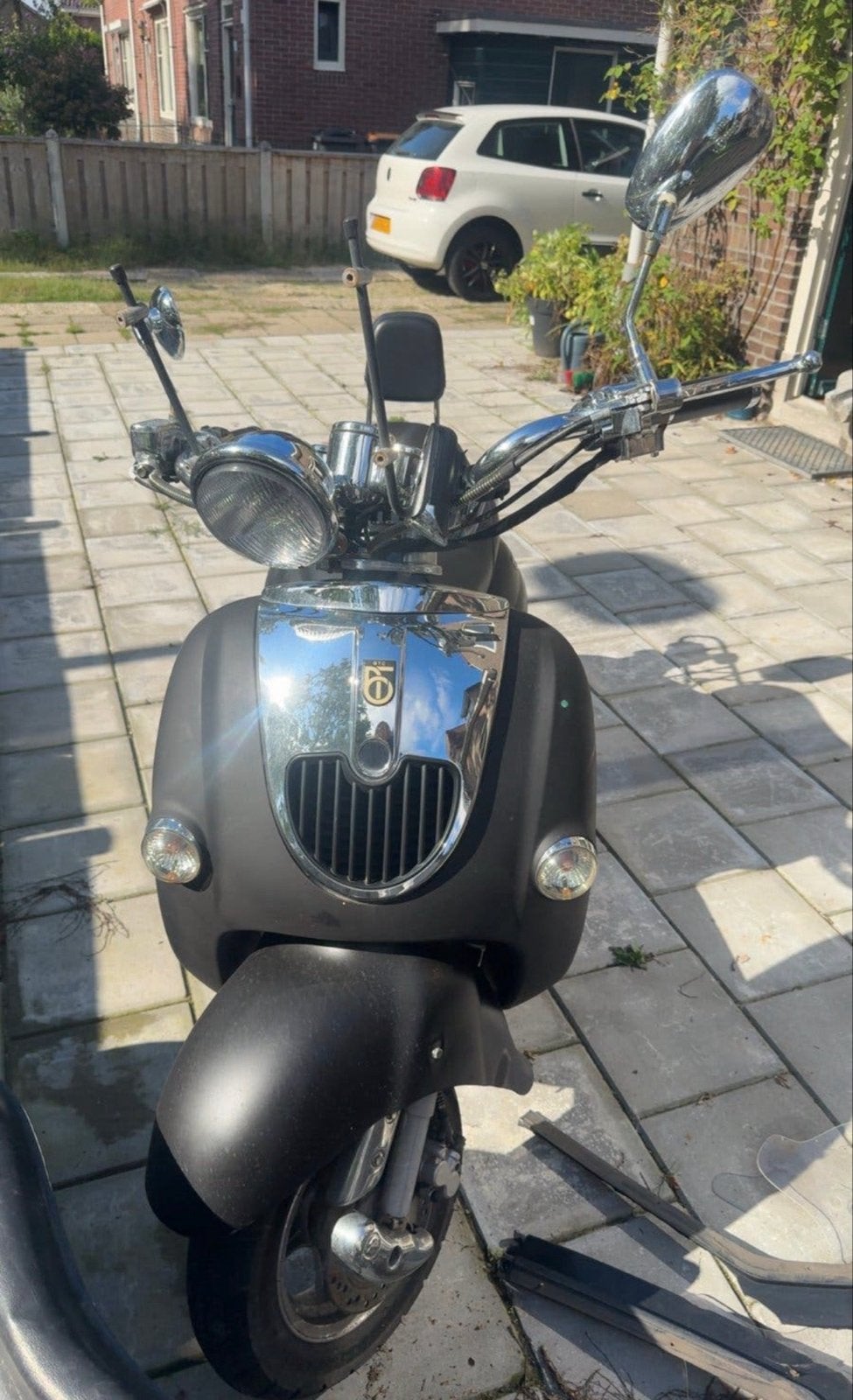 2 AGM scooters: zwart (2012) en roze (2019) samen ophalen, Fietsen en Brommers, Ophalen, Gebruikt, Maximaal 45 km/u