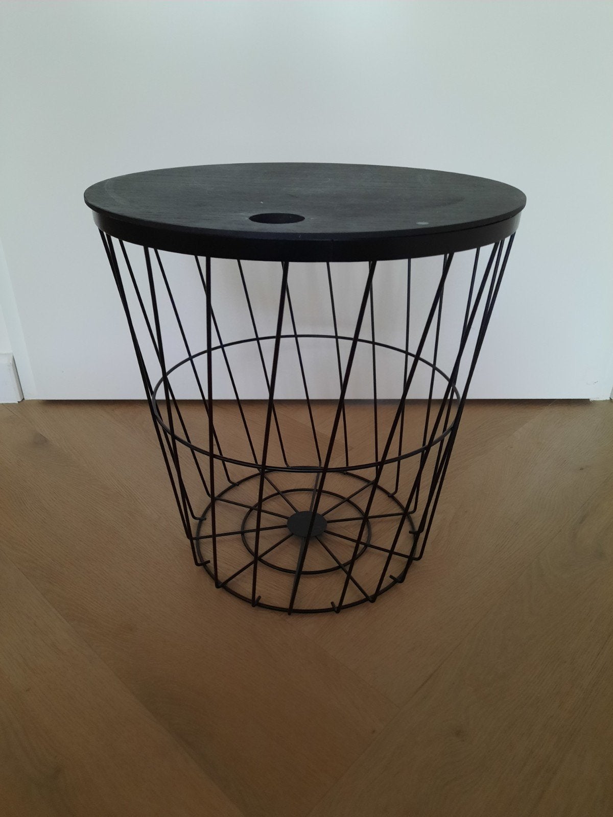 Zwarte metalen bijzettafel met houten blad, Huis en Inrichting, Ophalen, Minder dan 45 cm, Gebruikt, Modern, Industrieel
