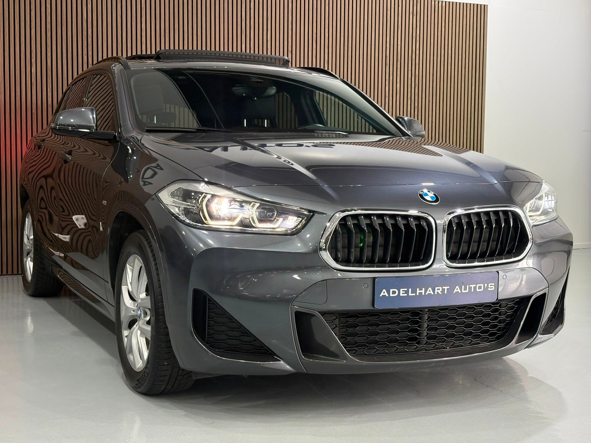 BMW X2 SDrive18i Executive M Sport Automaat / Panorama dak /, Auto's, Dealer onderhouden, Gebruikt, Zwart, Automatische klimaatregeling