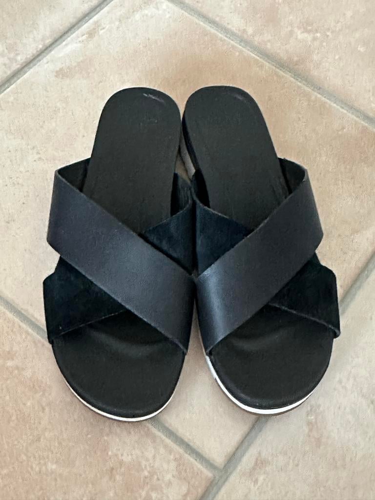 UGG Zwarte leer Sandalen met Gekruiste Banden maat 39, Zwart, Zo goed als nieuw, Sandalen of Muiltjes, Ophalen of Verzenden