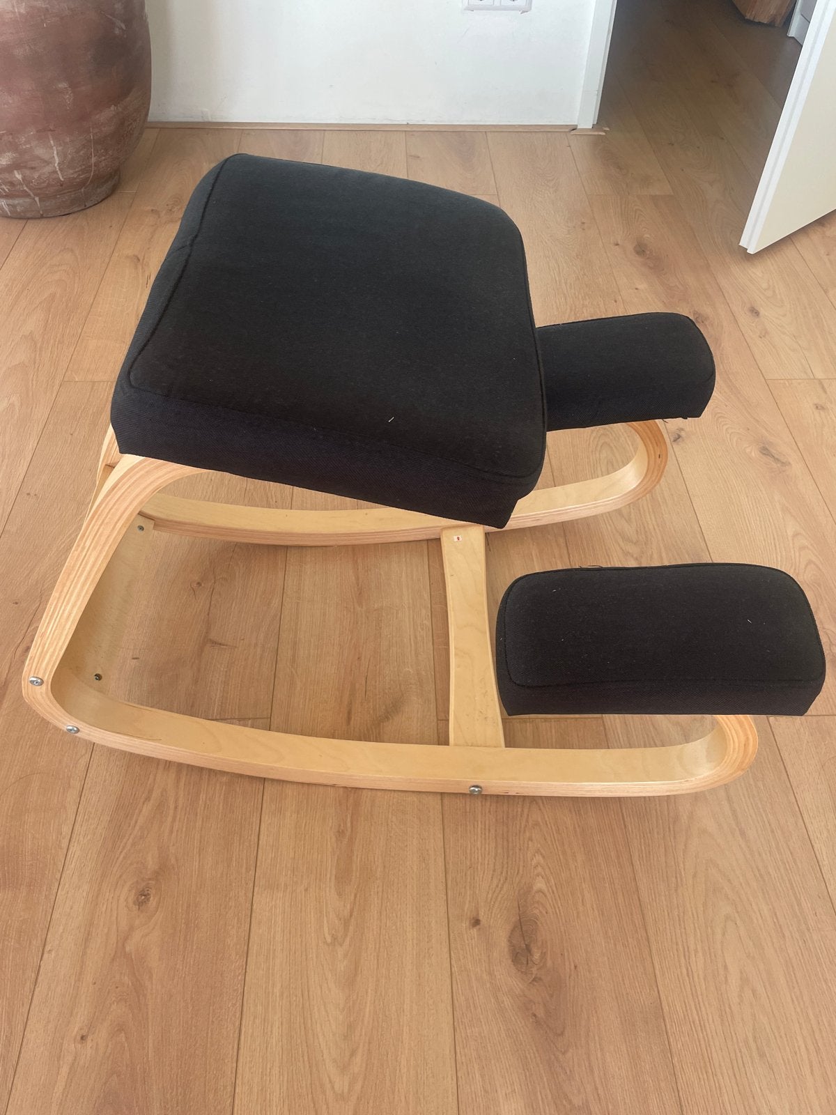 MOVE OUT SALE! Ergonomische kniestoel - Zwart, houten frame, Huis en Inrichting, Stoelen, Ophalen, Zwart, Zo goed als nieuw, Eén