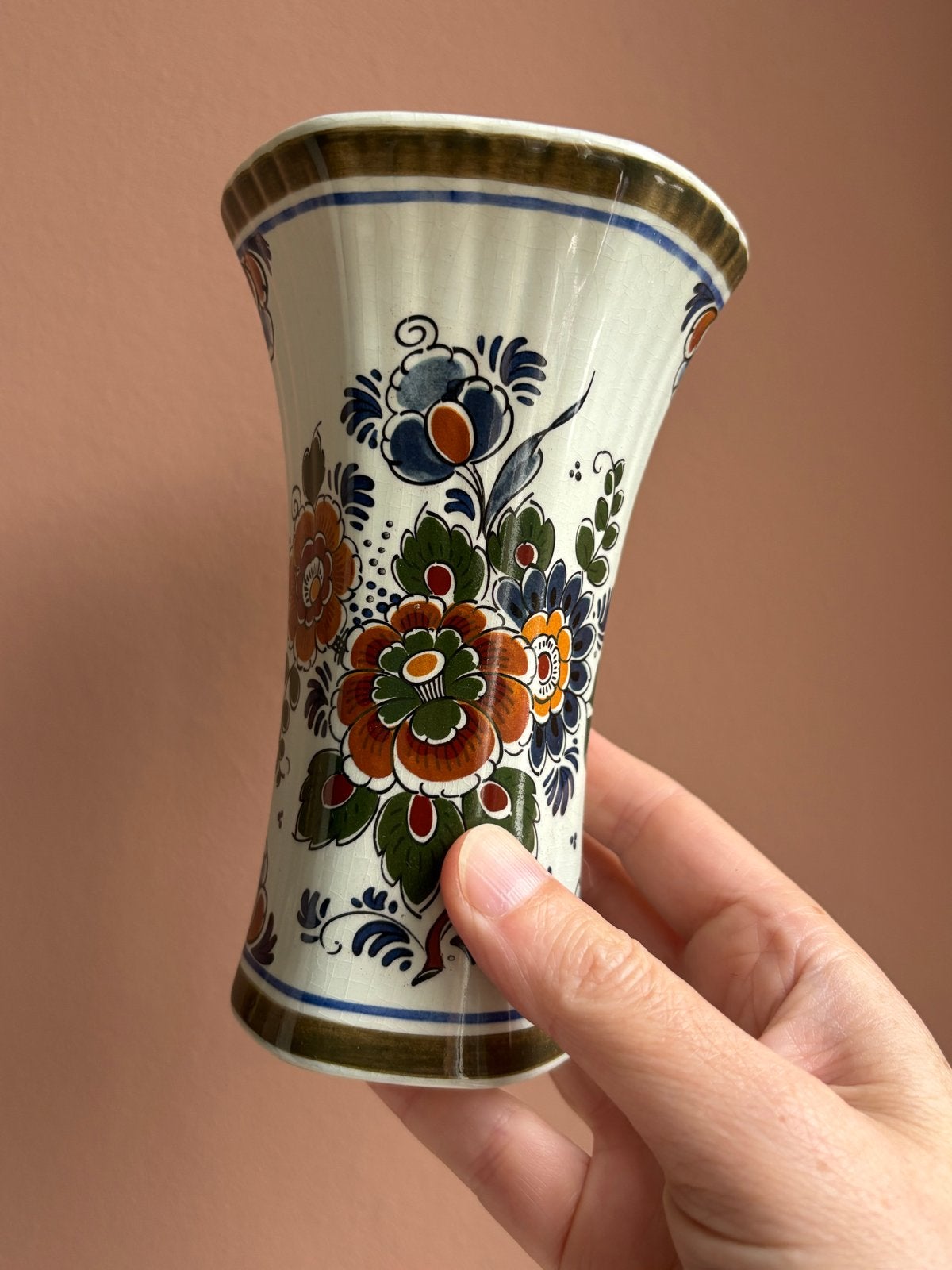 Vintage Delfts polychroom handwerk vaasje met bloemmotief, Ophalen of Verzenden