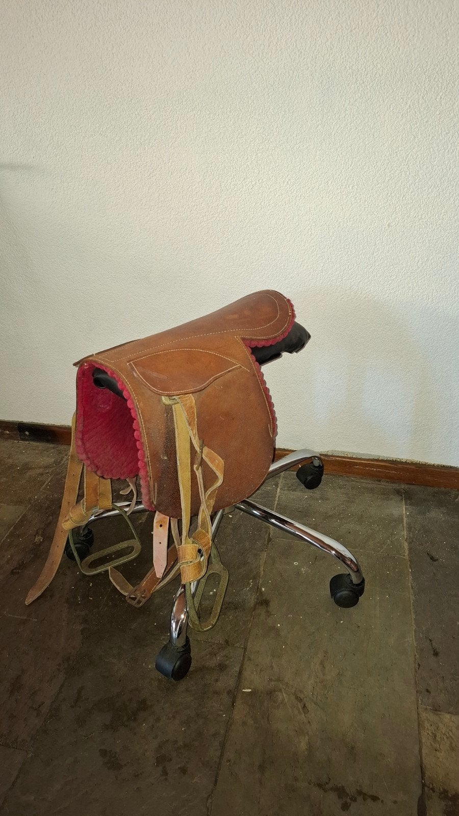 Custom krukje met echt zadel uniek, Huis en Inrichting, Ophalen, Hout
