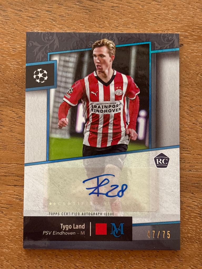 2024-25 Topps Merlin Uefa Tygo Land Auto /75 RC Rookie PSV, Ophalen of Verzenden, Nieuw, PSV, Poster, Plaatje of Sticker