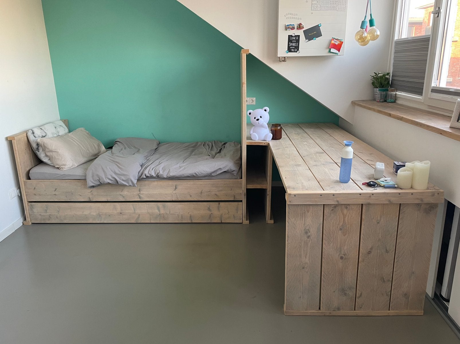 Steigerhouten whitewash bed met logeerbed en groot bureau, Ophalen, Zo goed als nieuw, Overige typen