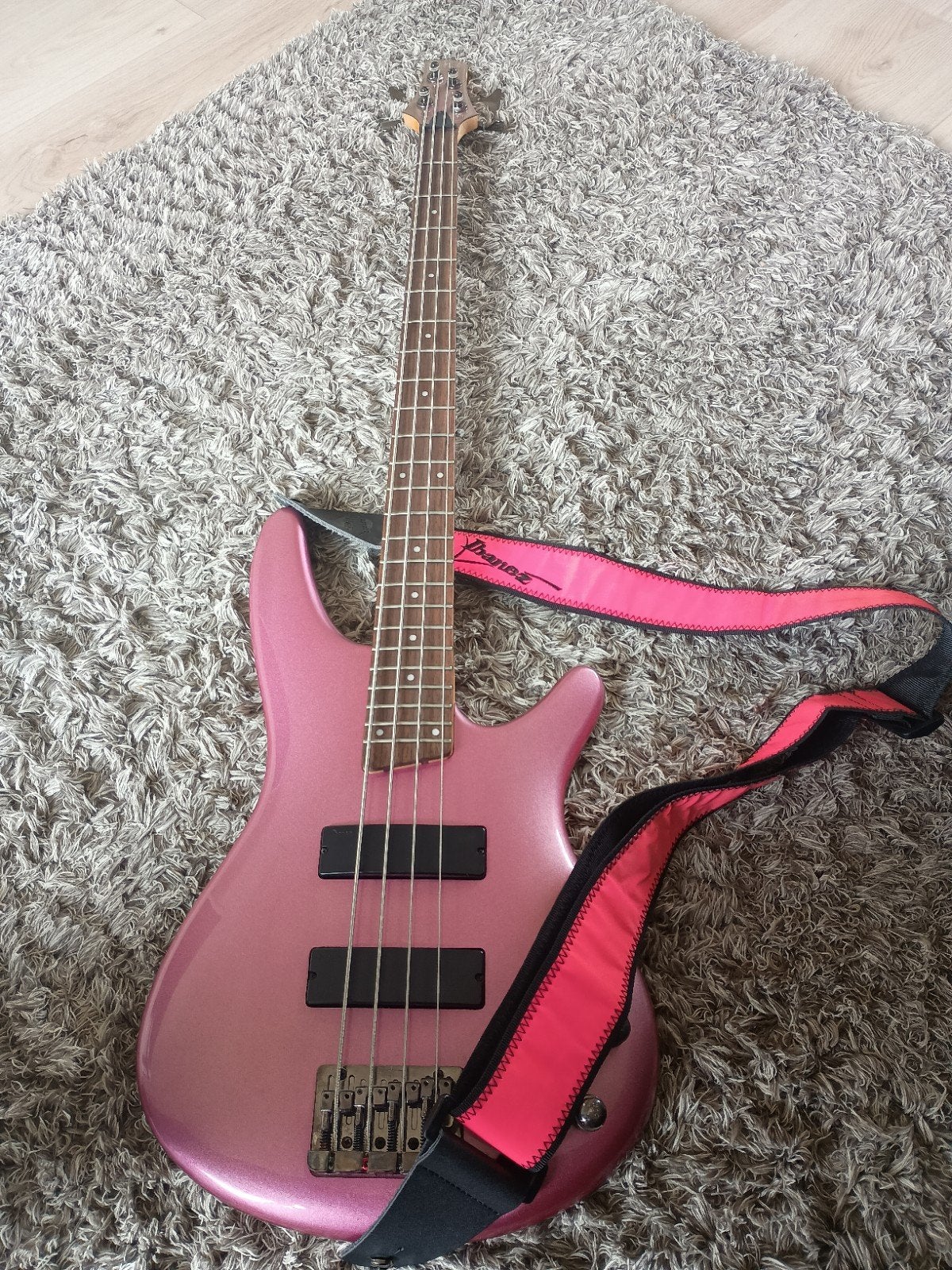 Basgitaar Ibanez SR300, Muziek en Instrumenten, Snaarinstrumenten | Gitaren | Bas, Ophalen of Verzenden, Zo goed als nieuw