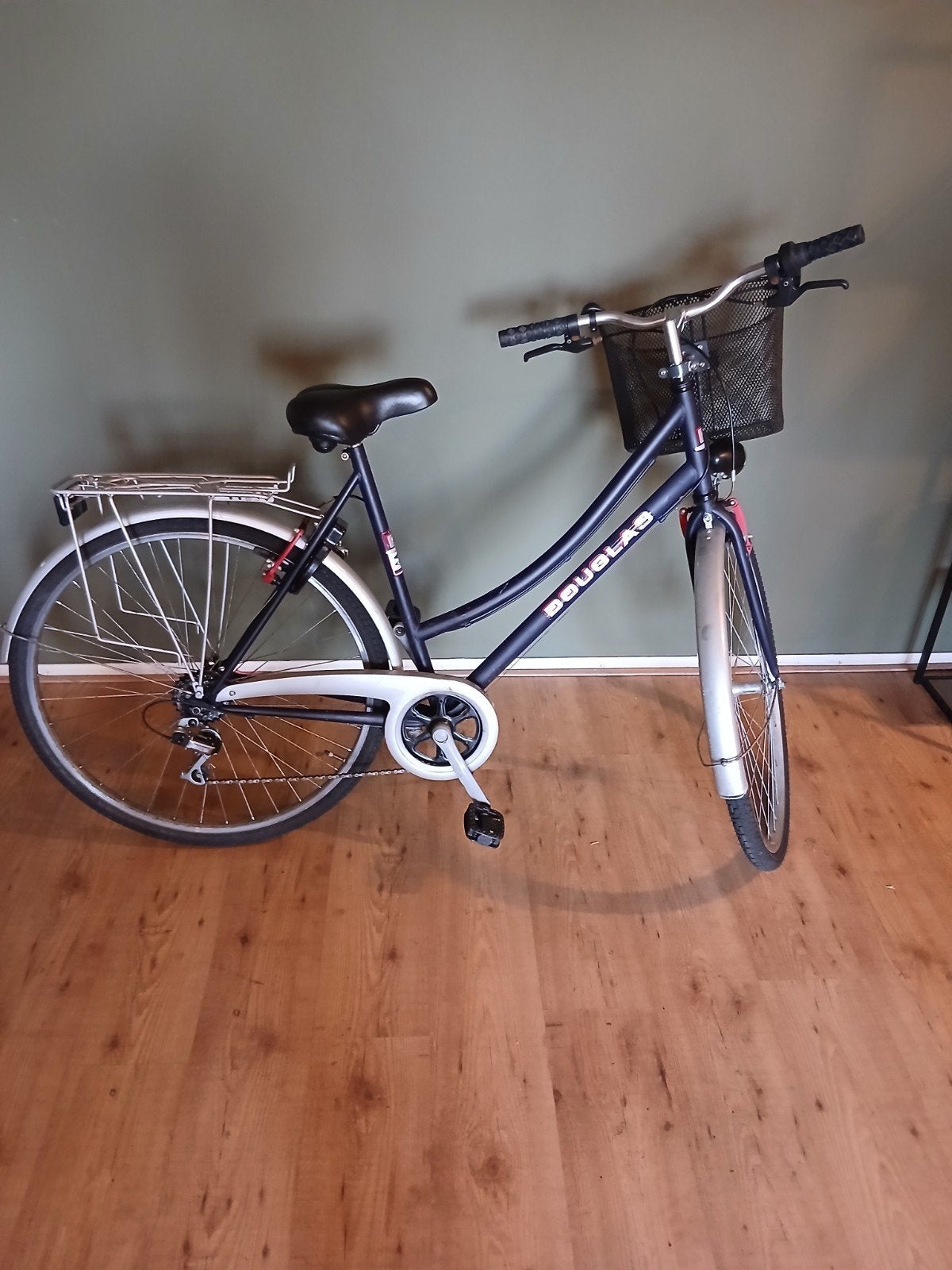 Douglas dames fiets. Goed onderhouden en in zeer goede staat, Zo goed als nieuw, Dames, Schijfrem, Ophalen