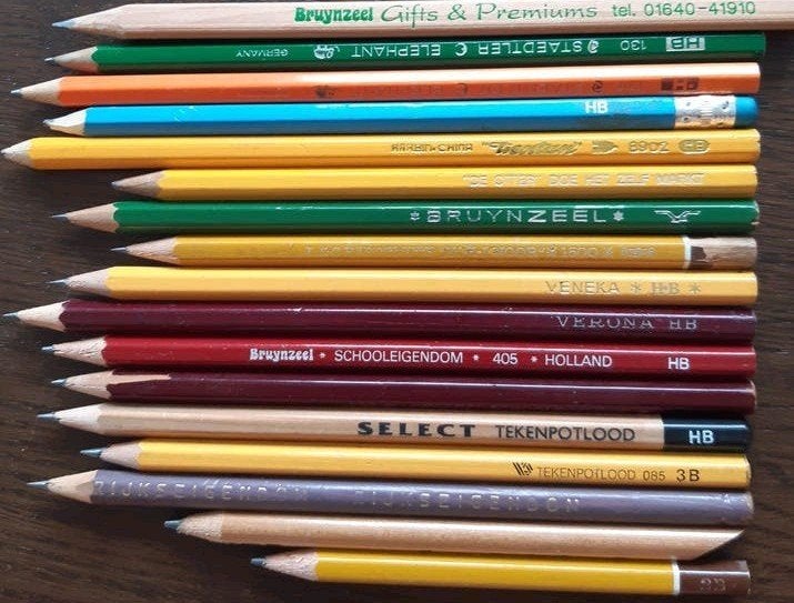 17 potloden met diverse teksten en diverse hardheid, Ophalen of Verzenden