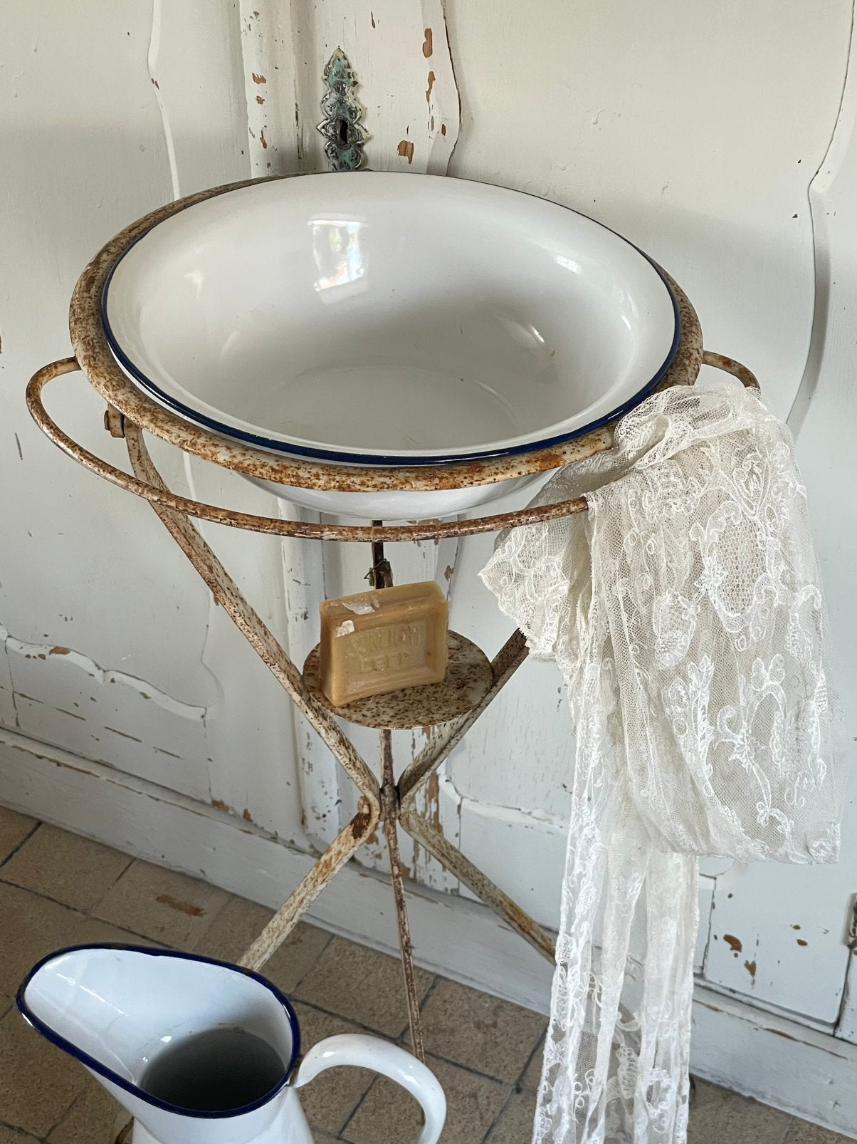Brocante oud gietijzeren wastafel rekje met emaille schaal, Ophalen of Verzenden