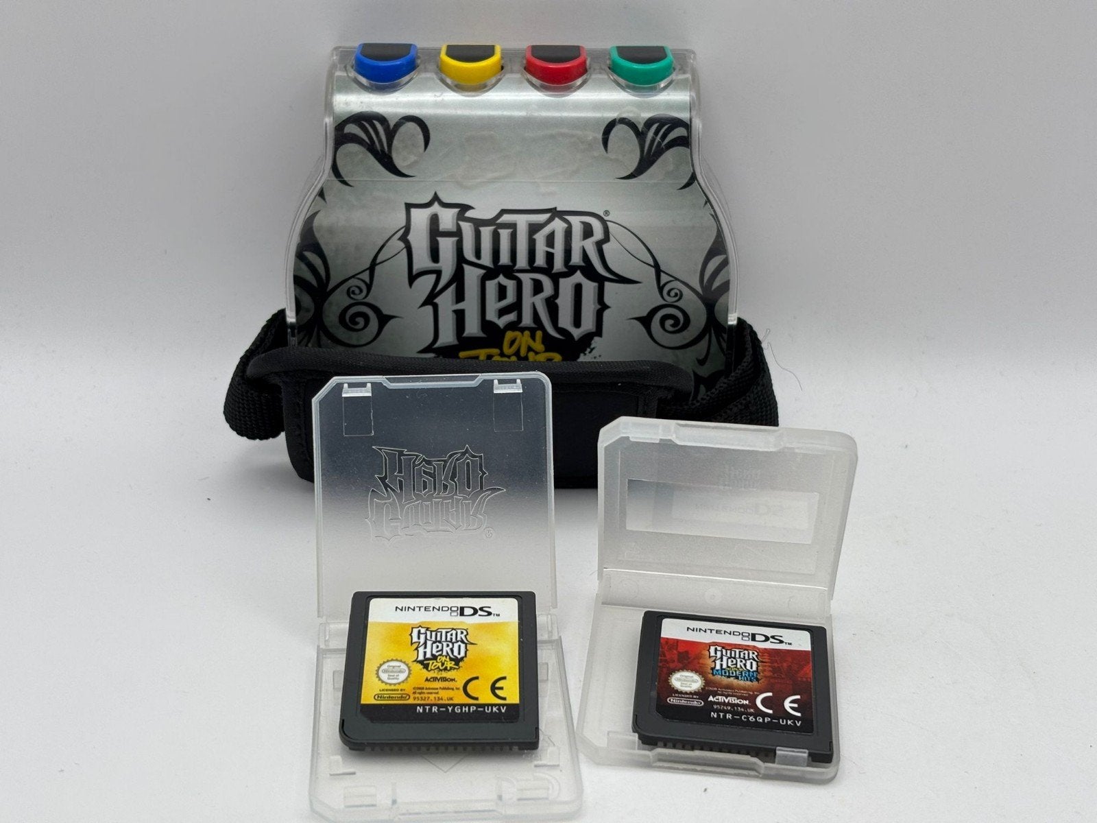 Guitar Hero Grip met 2 guitar hero games  DS, Spelcomputers en Games, Games | Nintendo DS, Muziek, 1 speler, Ophalen of Verzenden