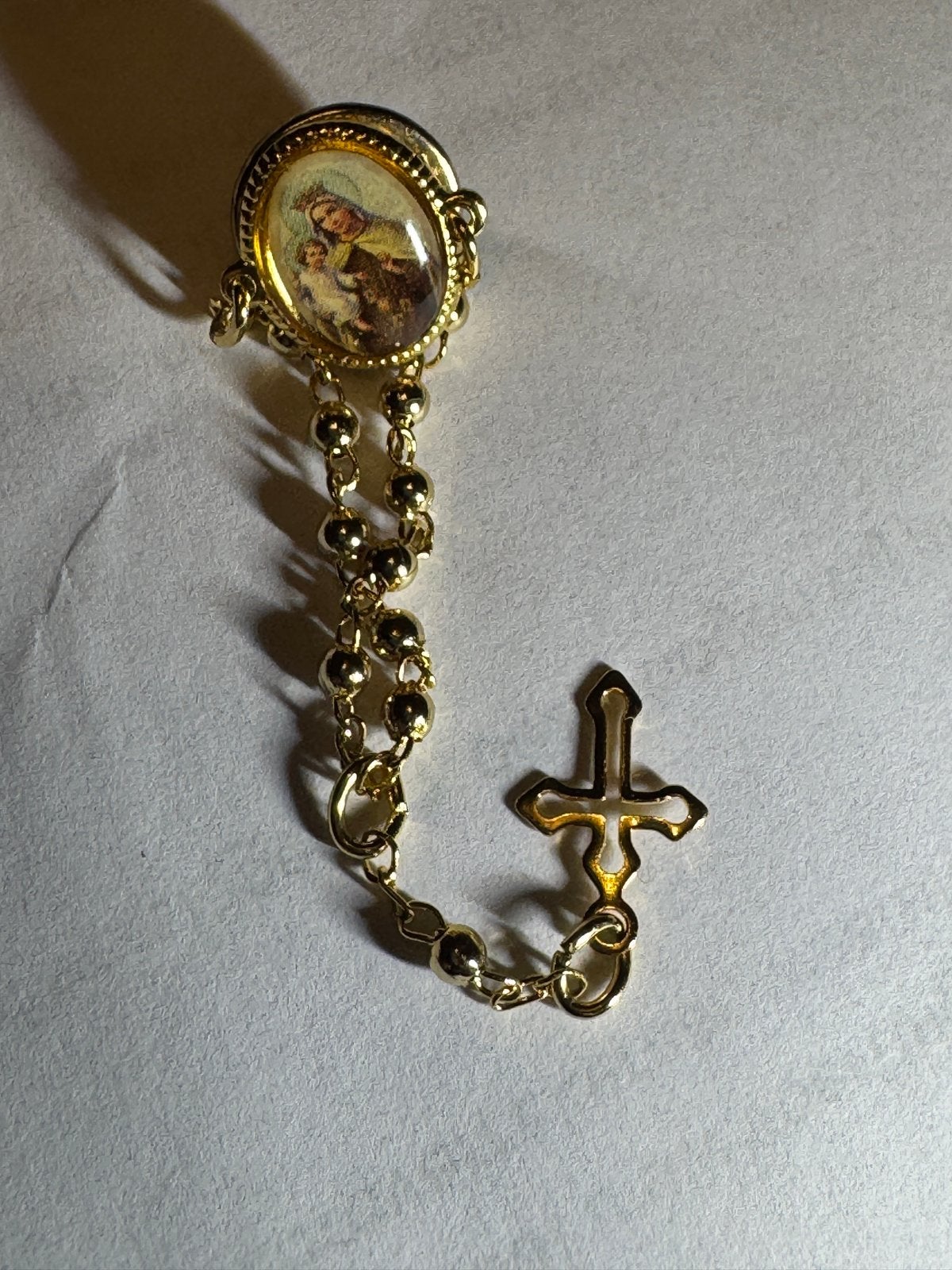Goudkleurige Broche met Religieuze Afbeelding en Kruisje, Ophalen of Verzenden, Overige materialen, Broche, Verguld