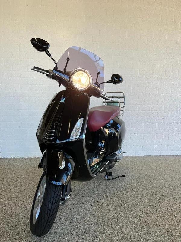 Vespa Primavera zwart scooter geel kenteken, Fietsen en Brommers, Scooters | Vespa, Ophalen, Overige modellen, Maximaal 45 km/u