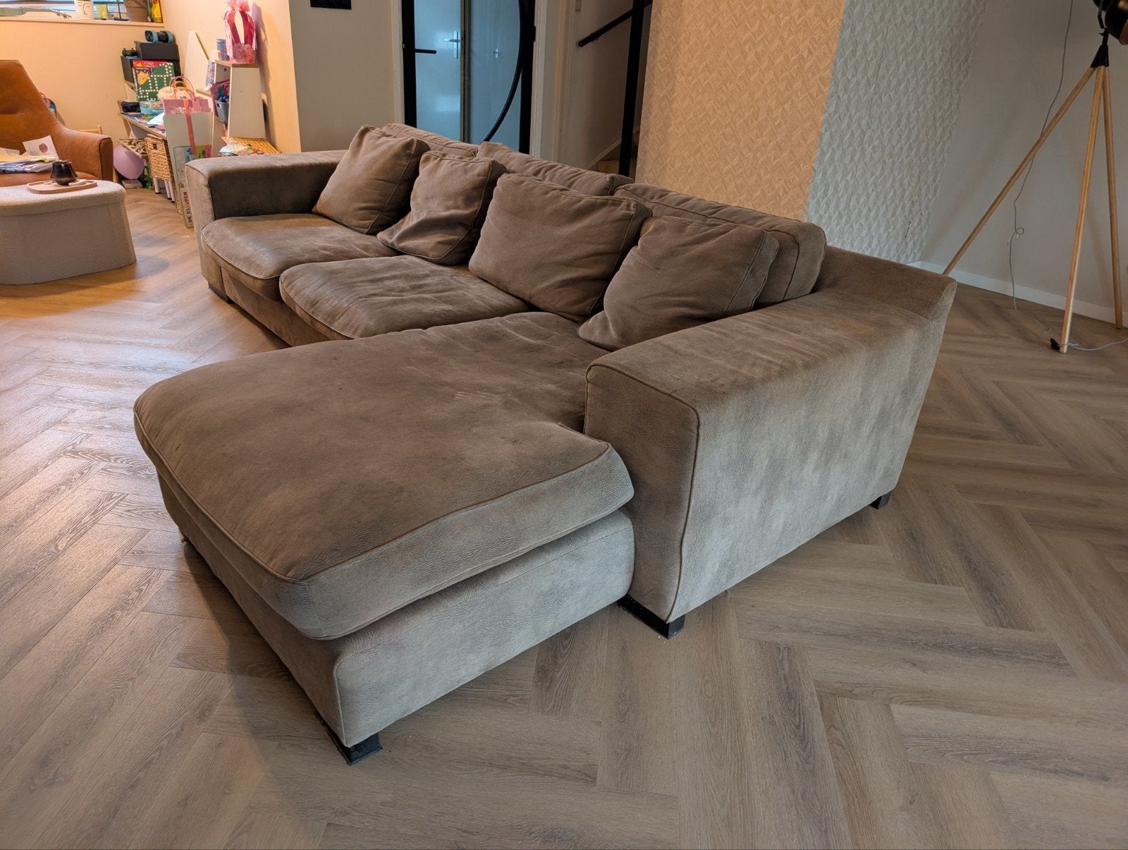 Ruime microleder hoekbank met chaise longue, Huis en Inrichting, Ophalen, Gebruikt, 100 tot 125 cm, Hoekbank
