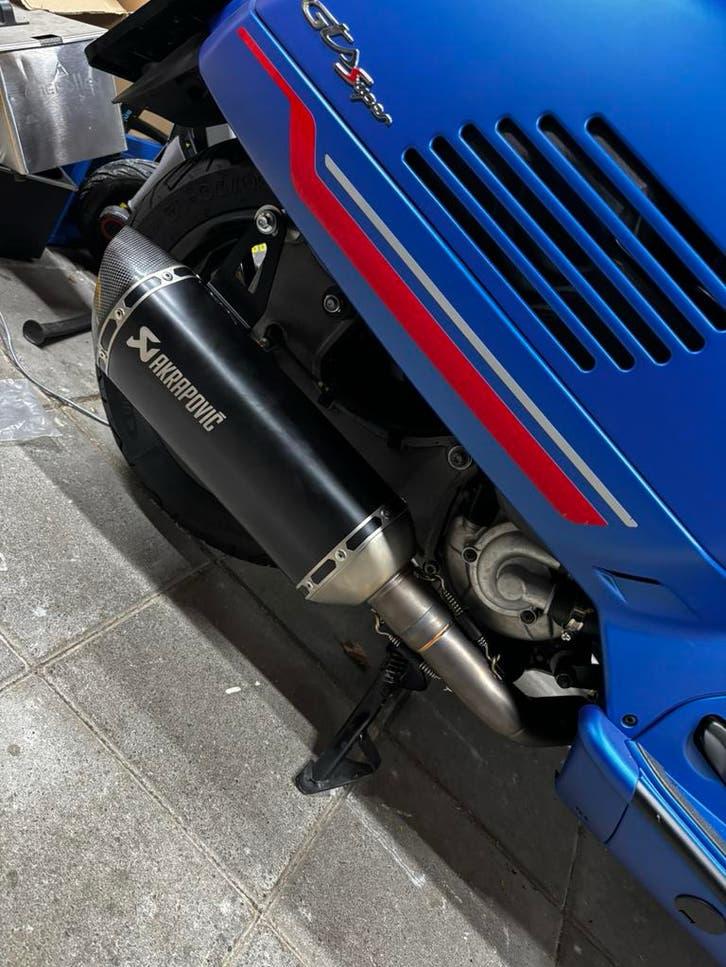 Akrapovic uitlaat vespa 300 gts compleet, Motoren, Ophalen of Verzenden, Gebruikt