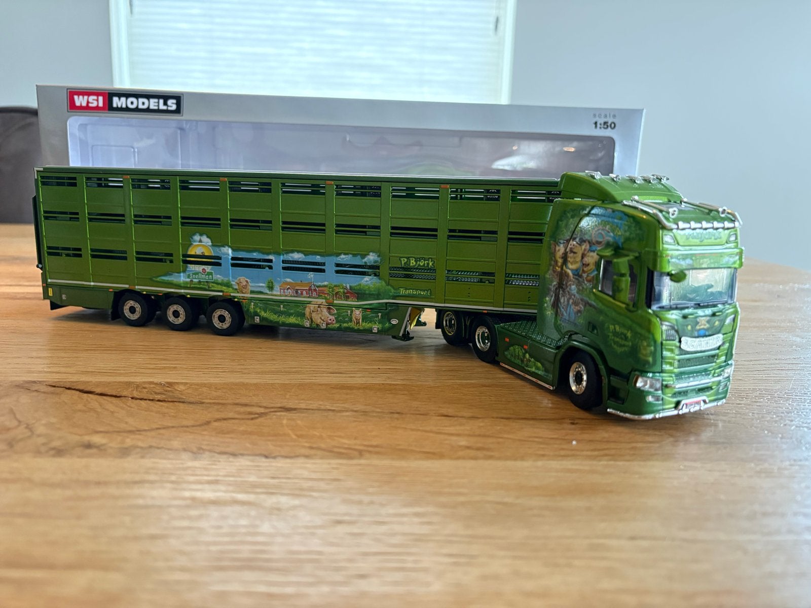 WSI 1:50 Scania R Highline P. Björk - De Wolf en 3 Biggetjes, Ophalen of Verzenden, Zo goed als nieuw, Bus of Vrachtwagen, Wsi