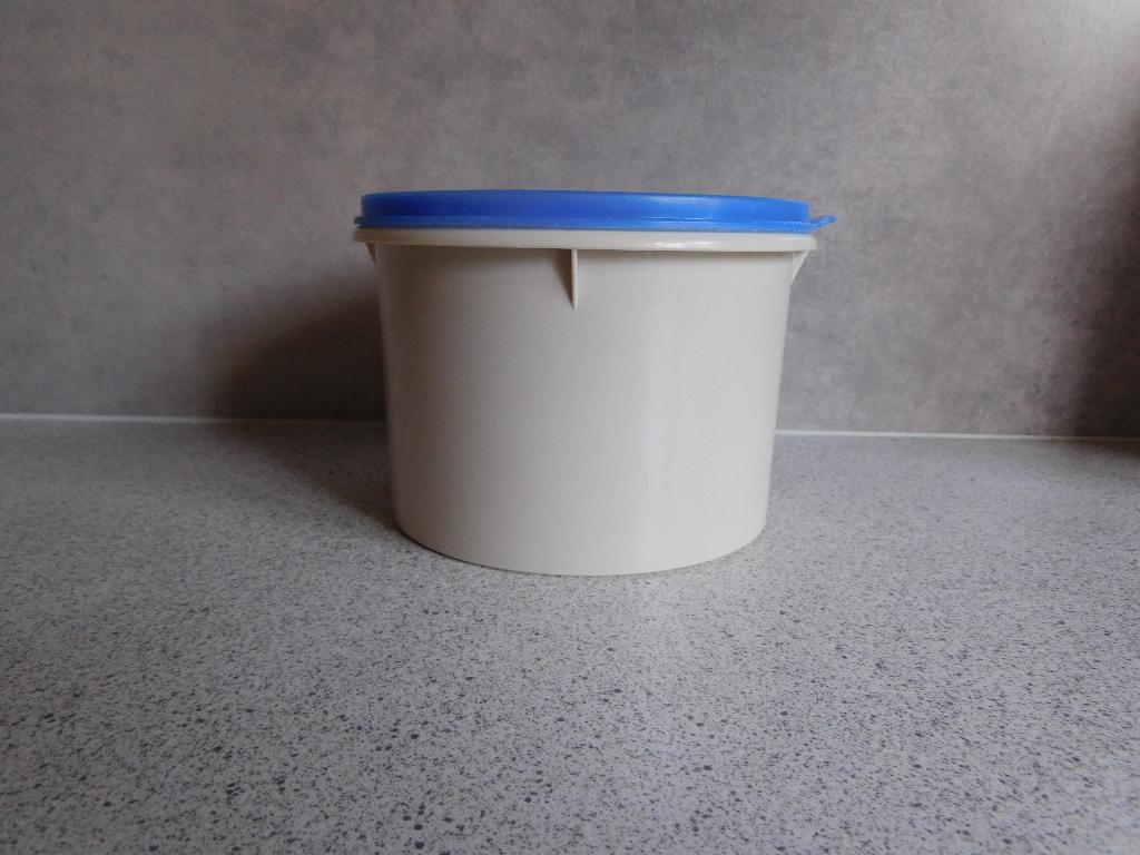 Tupperware Voorraadbus 1 Ltr. Creme Blauw, Ophalen of Verzenden, Zo goed als nieuw, Blauw, Bus of Trommel