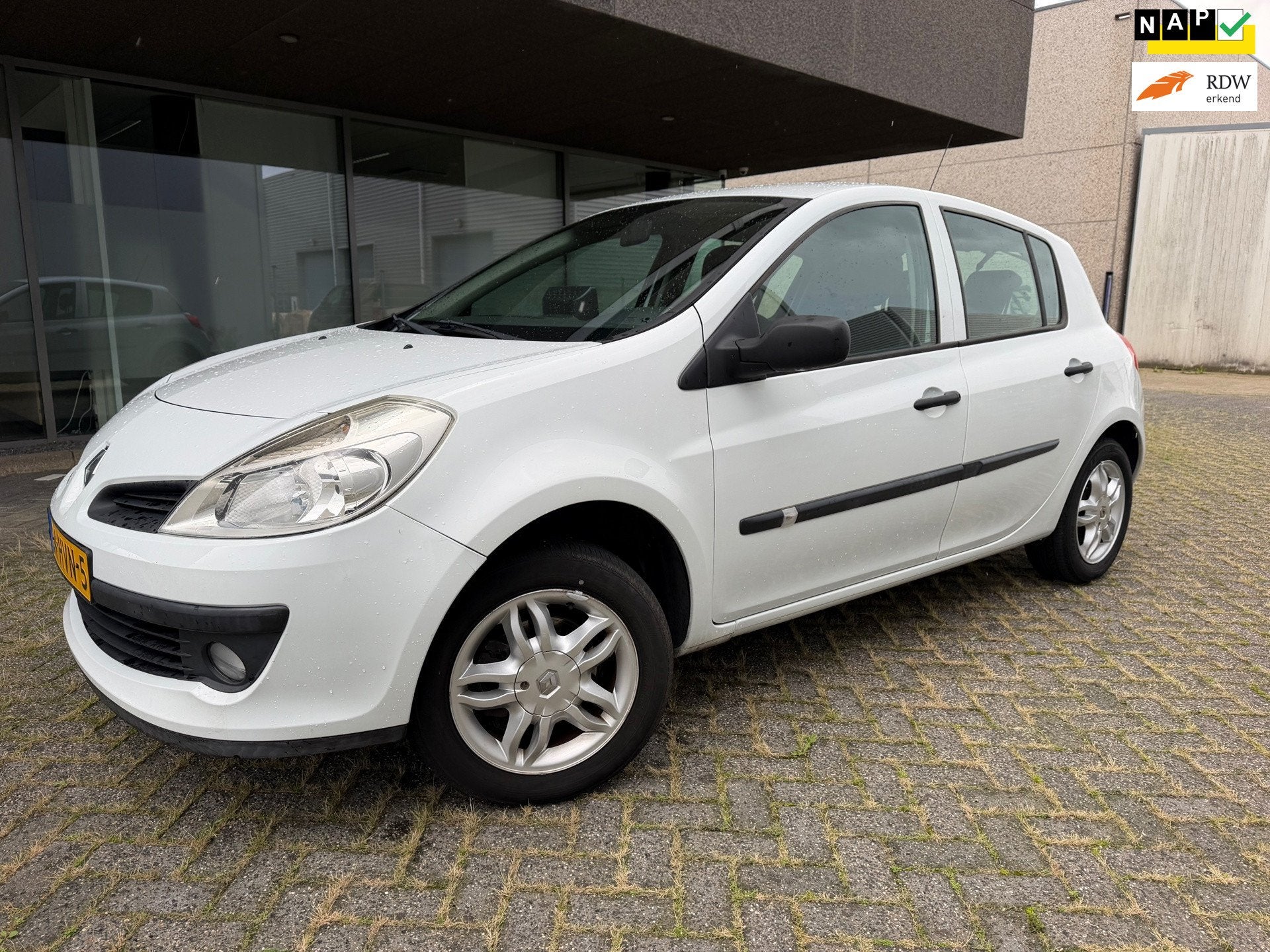 Renault Clio 1.2-16V Expression. AIRCO. BJ3-2009. APK 3-2027, Voorwielaandrijving, 535 kg, Gebruikt, 4 cilinders