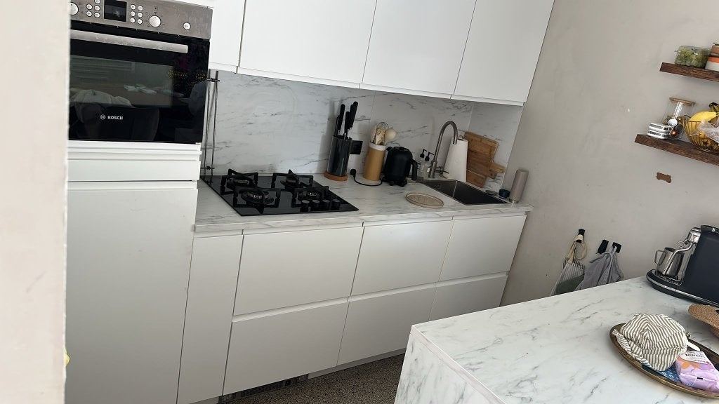 Moderne mat witte greeploze eilandkeuken GEDEMONTEERD
