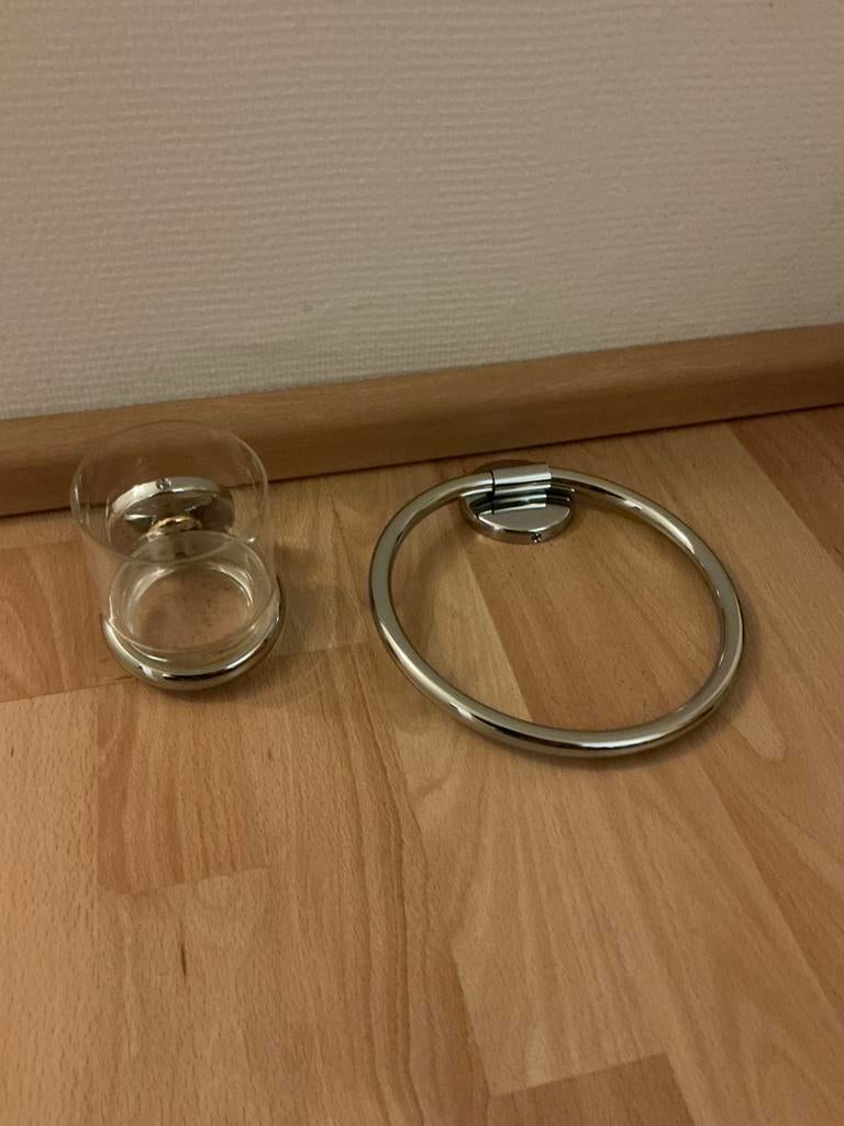 Badkamer accessoires Handdoek ring en glas met houder, Ophalen of Verzenden, Gebruikt, Overige kleuren, Overige typen