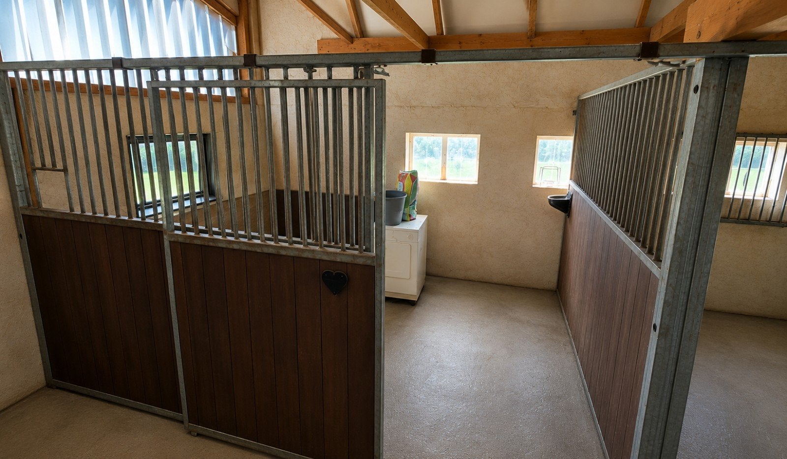 6 paardenboxen 3,70 x 2,75 meter met kunststof panelen., Stalling, 4 paarden of pony's of meer
