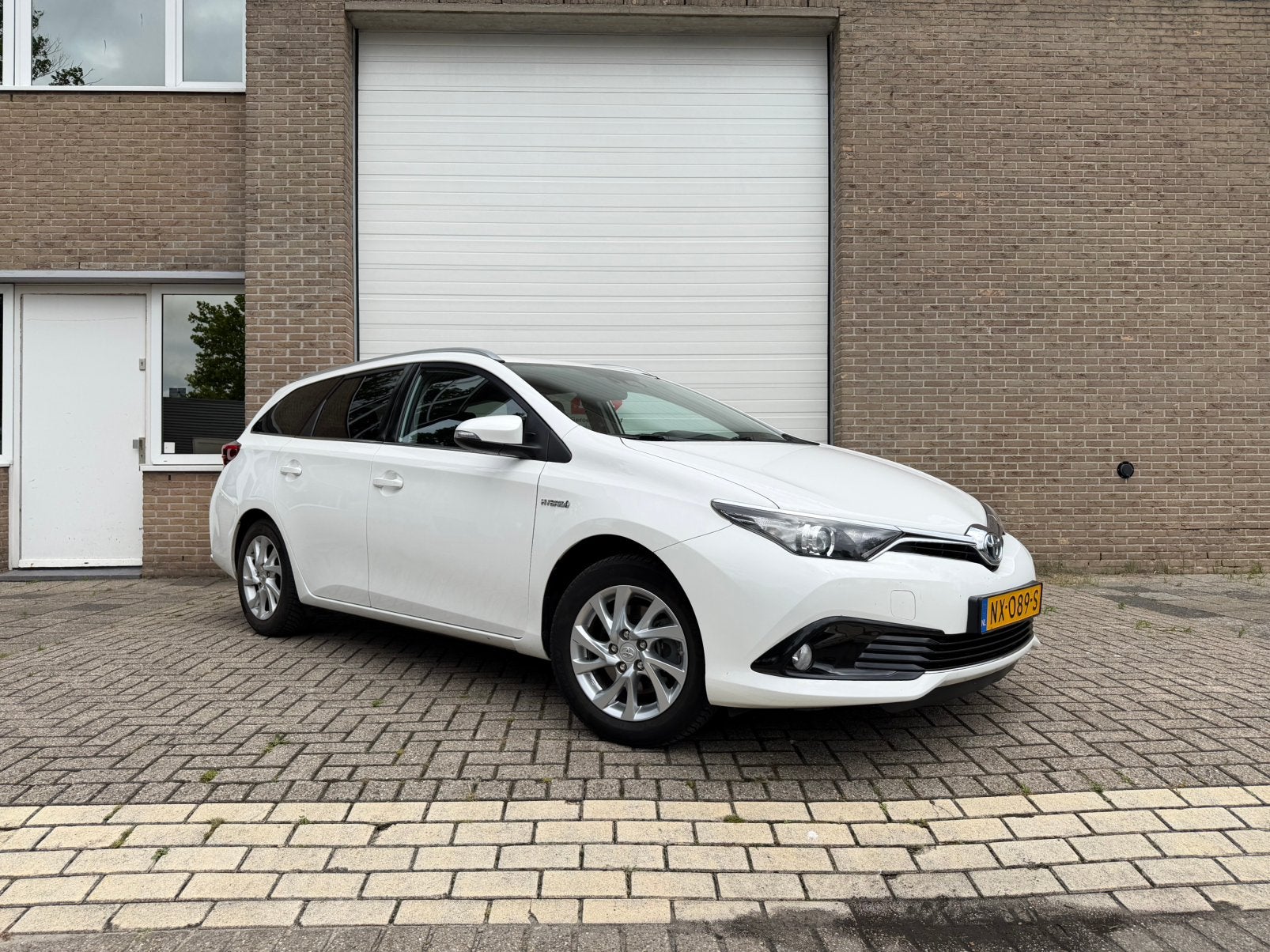 Toyota Auris Touring 1.8 Hybrid 2017 Dealer onderhouden, Auto's, Wit, Origineel Nederlands, 1798 cc, Volledig hybride