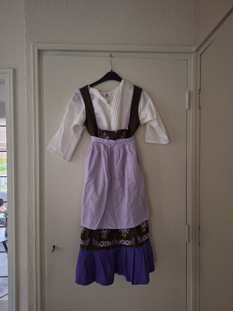 Te koop Oktoberfest jurk met schort, Kleding, Ophalen, Maat 38/40 (M), Overige thema's