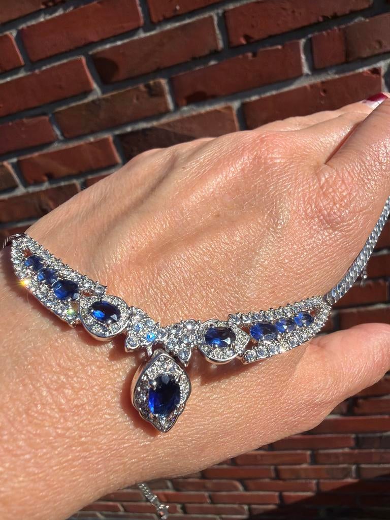 Prachtige Zilverkleurige Ketting met Blauwe Stenen, Zo goed als nieuw, Met edelsteen, Zilver, Verzenden