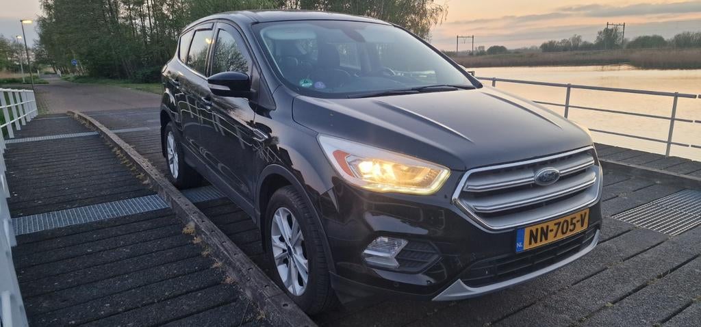 Ford Kuga 1.5 150pk 2017 Titanium Trekhaak Camera Keyless, Auto's, 1498 cc, 4 cilinders, 2000 kg, Leder en Stof