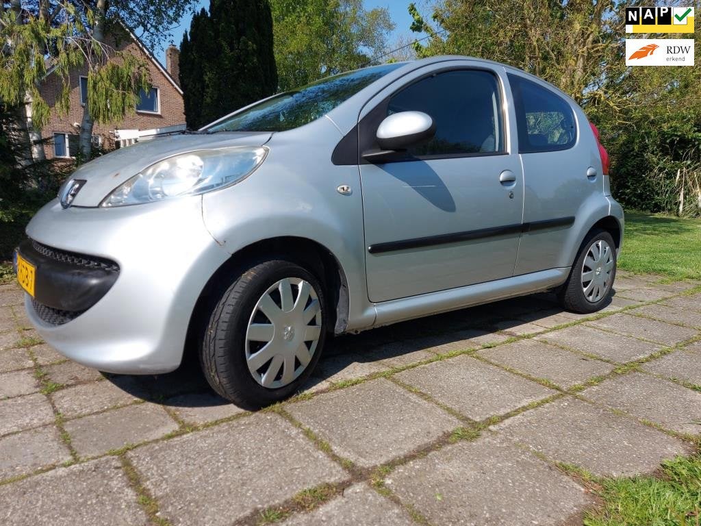 Peugeot 107 1.0-12V XS 5DRS NIEUWE APK KETTING LAGE KM ST., Voorwielaandrijving, Gebruikt, 4 stoelen, 68 pk