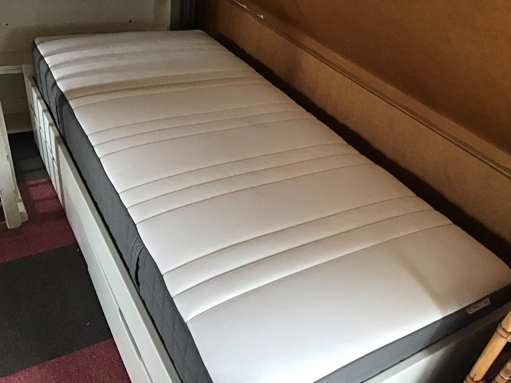 IKEA Hövåg matras, zo goed als nieuw, Huis en Inrichting, Slaapkamer | Matrassen en Bedbodems, Ophalen, 90 cm, Eenpersoons, Zo goed als nieuw