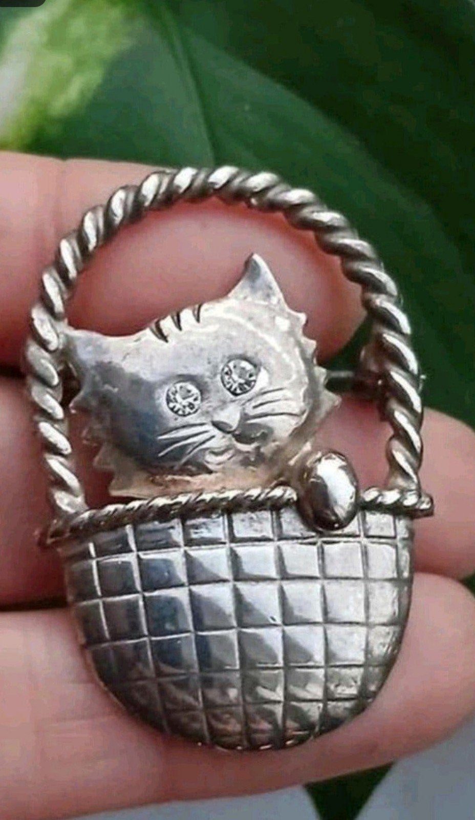 Vintage broche kat in een mandje, Ophalen of Verzenden, Zo goed als nieuw, Overige materialen