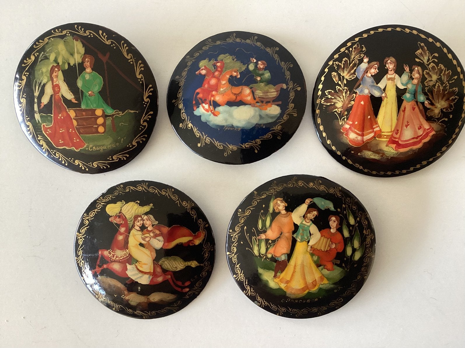 5 Russiche handbeschilderde lak broches met sprookjes, Ophalen of Verzenden, Zo goed als nieuw, Overige kleuren, Overige materialen