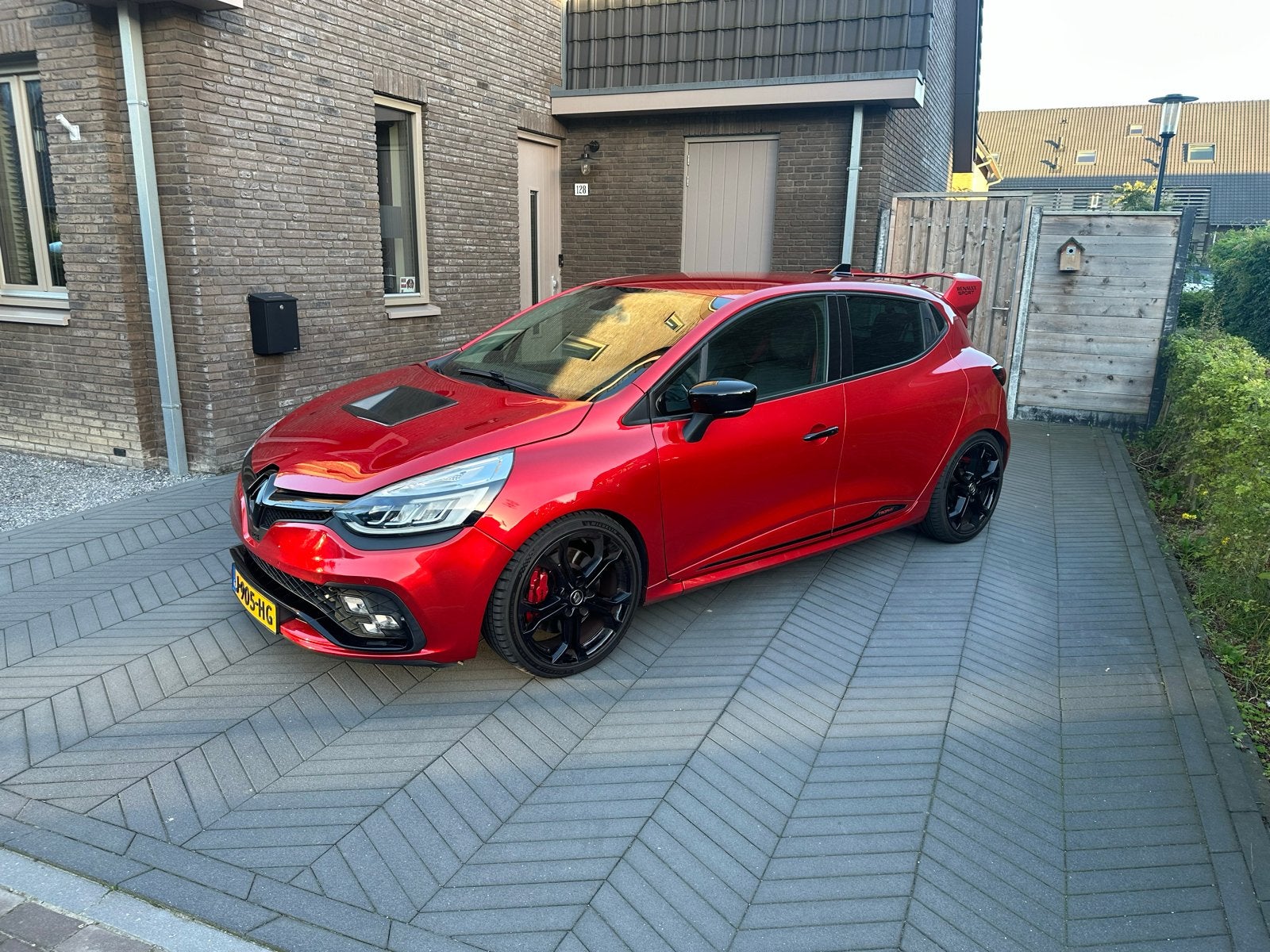 Renault Clio 1.6 RS Trophy 220 162KW 5-DRS AUT 2018 Rood, Auto's, 1618 cc, 4 cilinders, Dealer onderhouden, Geïmporteerd