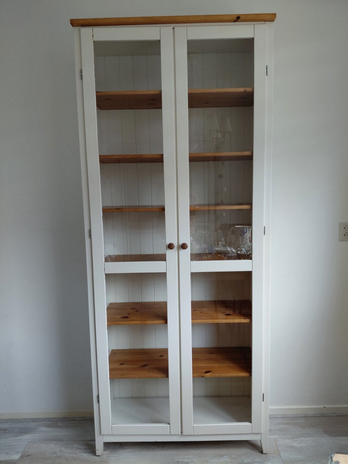 Mooie vitrinekast met glazen deuren en houten planken, Huis en Inrichting, 200 cm of meer, Overige houtsoorten, Klassiek, Landelijk