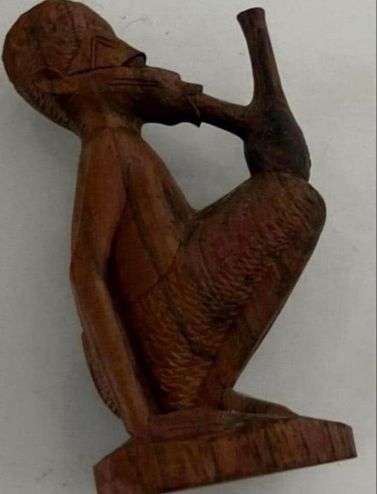 Handgesneden Afrikaans houten beeld uit Ghana, Houtsnijwerk, Minder dan 20 cm, Ophalen of Verzenden, Hout