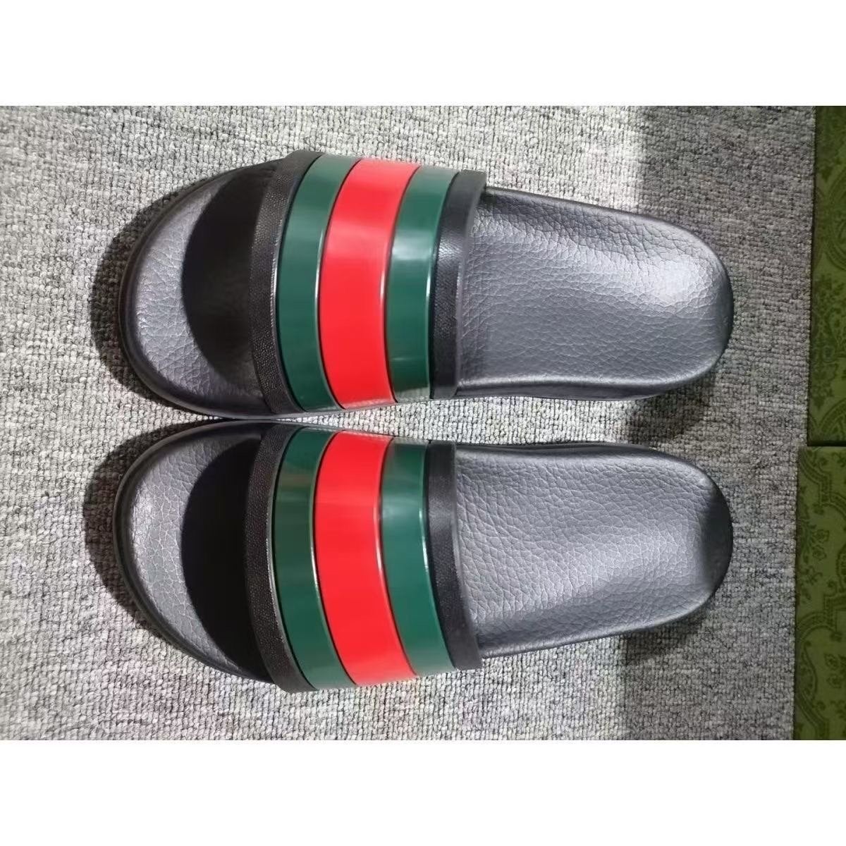 Gucci-stijl slippers met strepen, Kleding | Heren, Ophalen of Verzenden, Zo goed als nieuw, Zwart