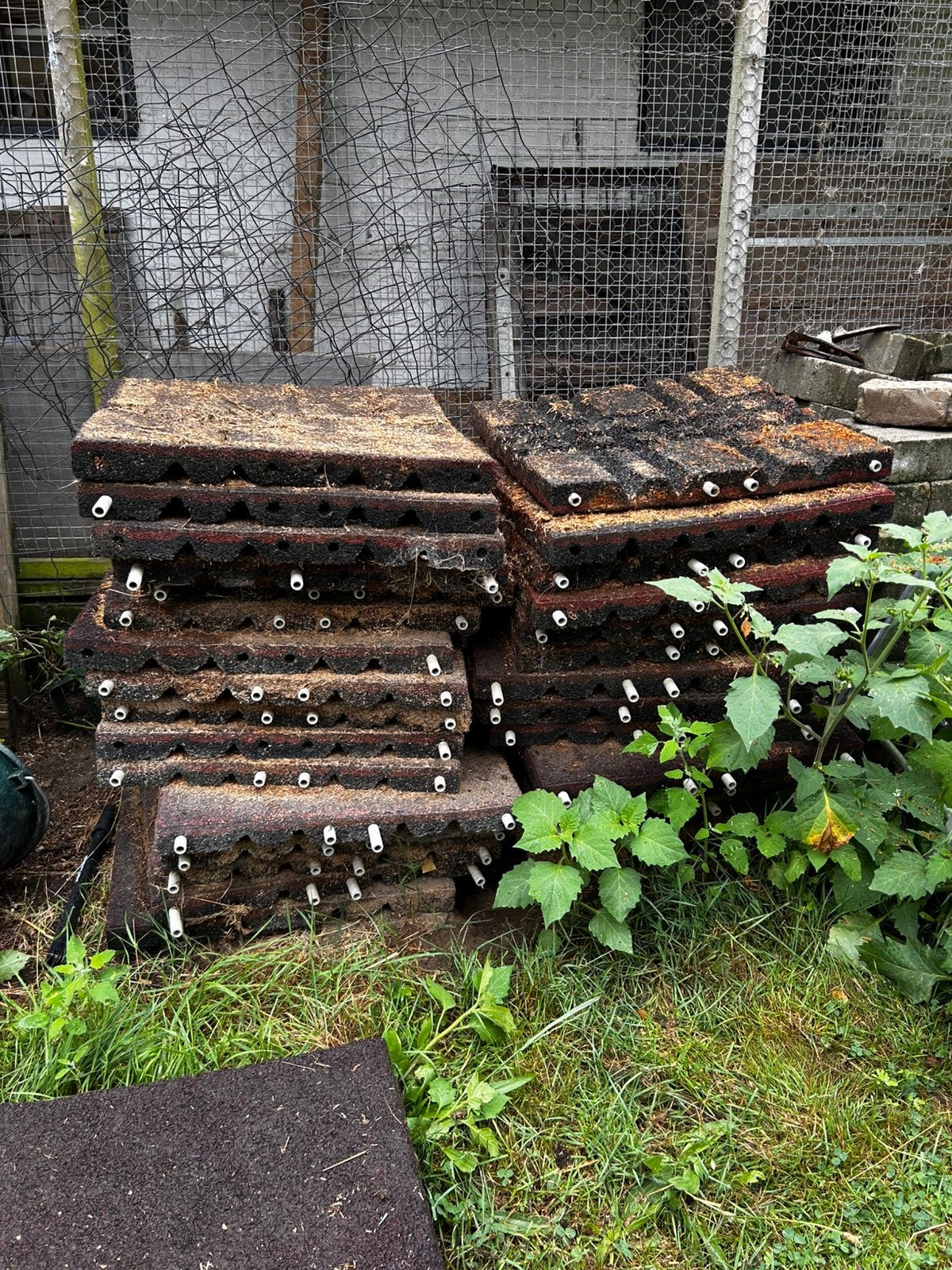 Rubberen stalmatten/tegels 30 stuks - 50x50x4, Ophalen, Gebruikt