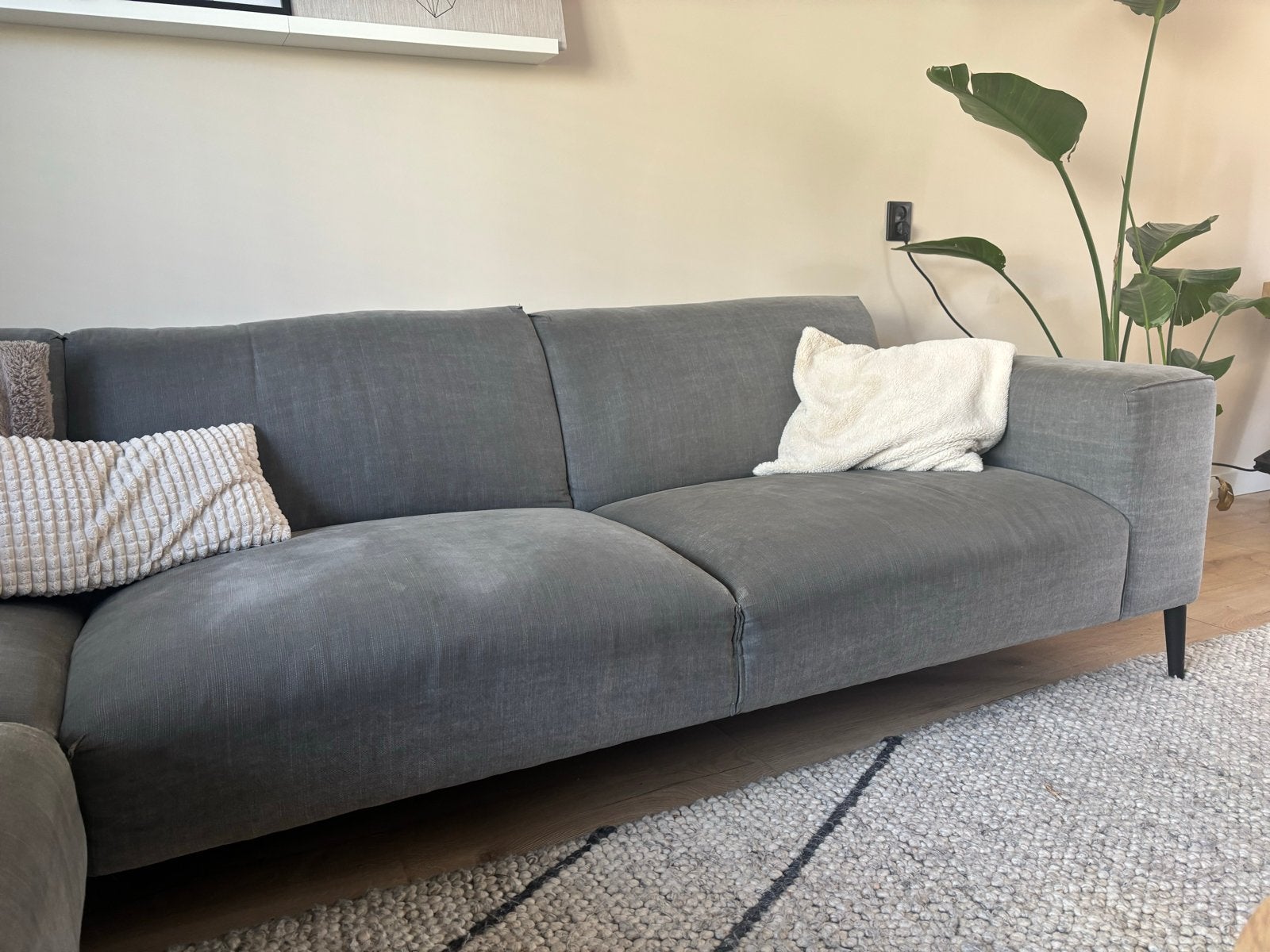 Comfortabele Hoekbank in de kleur grijs, Huis en Inrichting, Banken | Bankstellen, Ophalen, 250 tot 300 cm, Gebruikt, 100 tot 125 cm