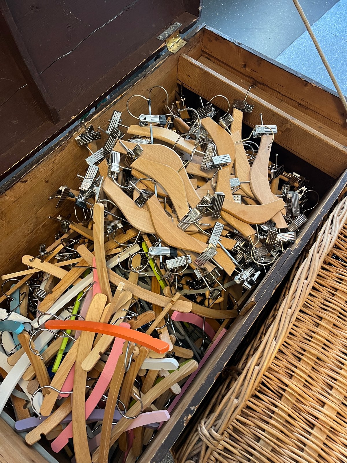 Diverse kleine kinderkledinghangers en knijperhangers, Ophalen of Verzenden, Gebruikt, Hout, Kinderen