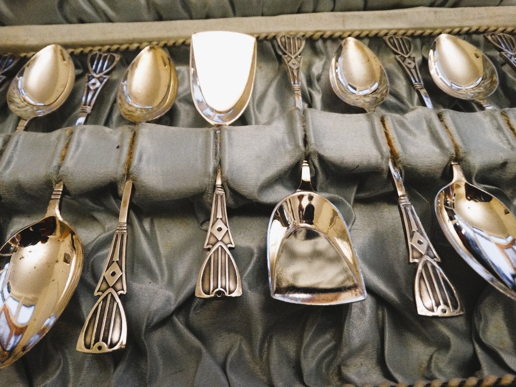 Zilveren theeset: lepels, theeduim, theeschep in etui, 13x, Antiek en Kunst, Verzenden, Zilver