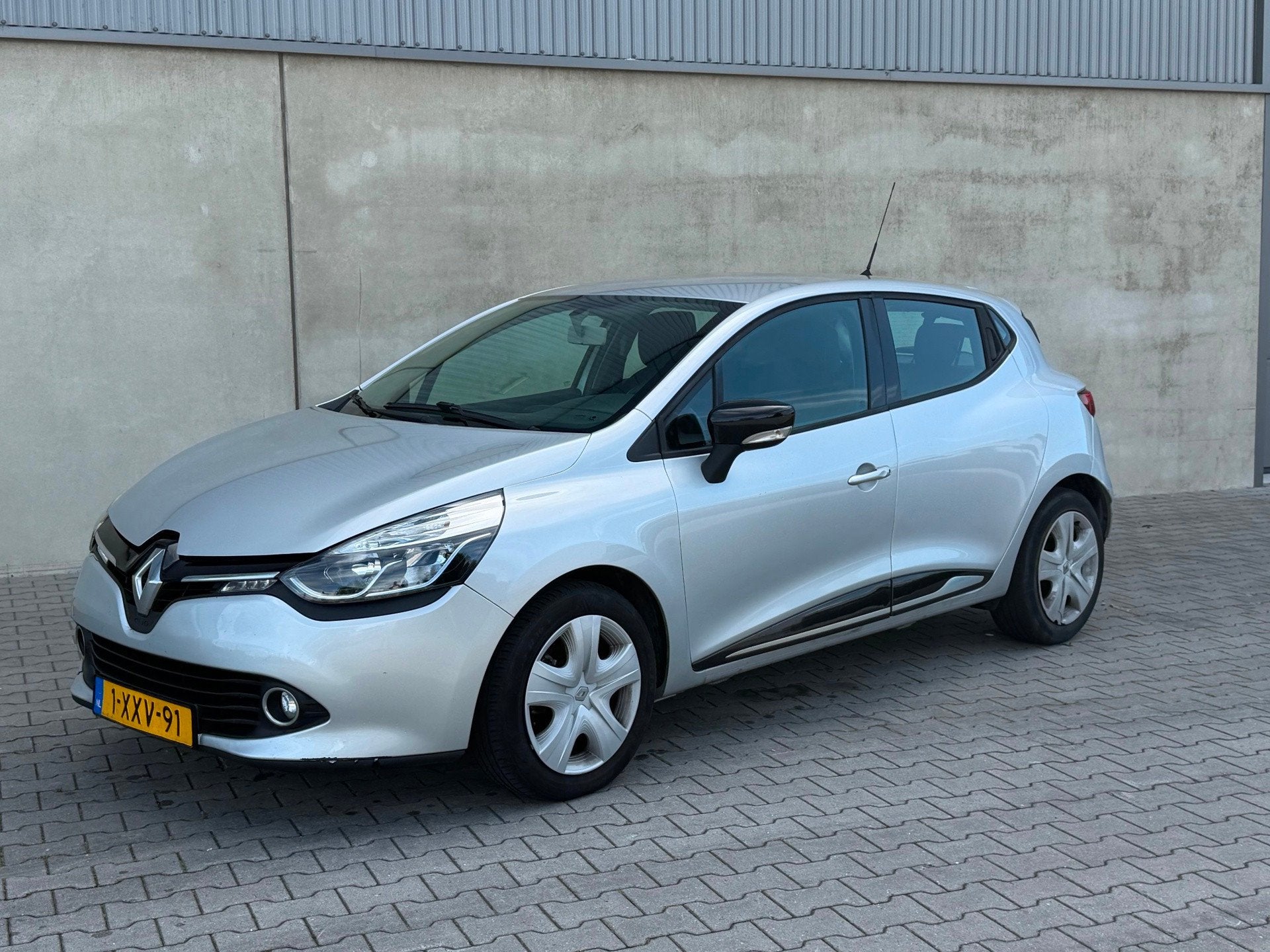 Renault Clio 1.2 16V APK 21-03-2027+NAVIGATIE+CRUISE CONTROL, Voorwielaandrijving, Euro 5, Stof, Gebruikt