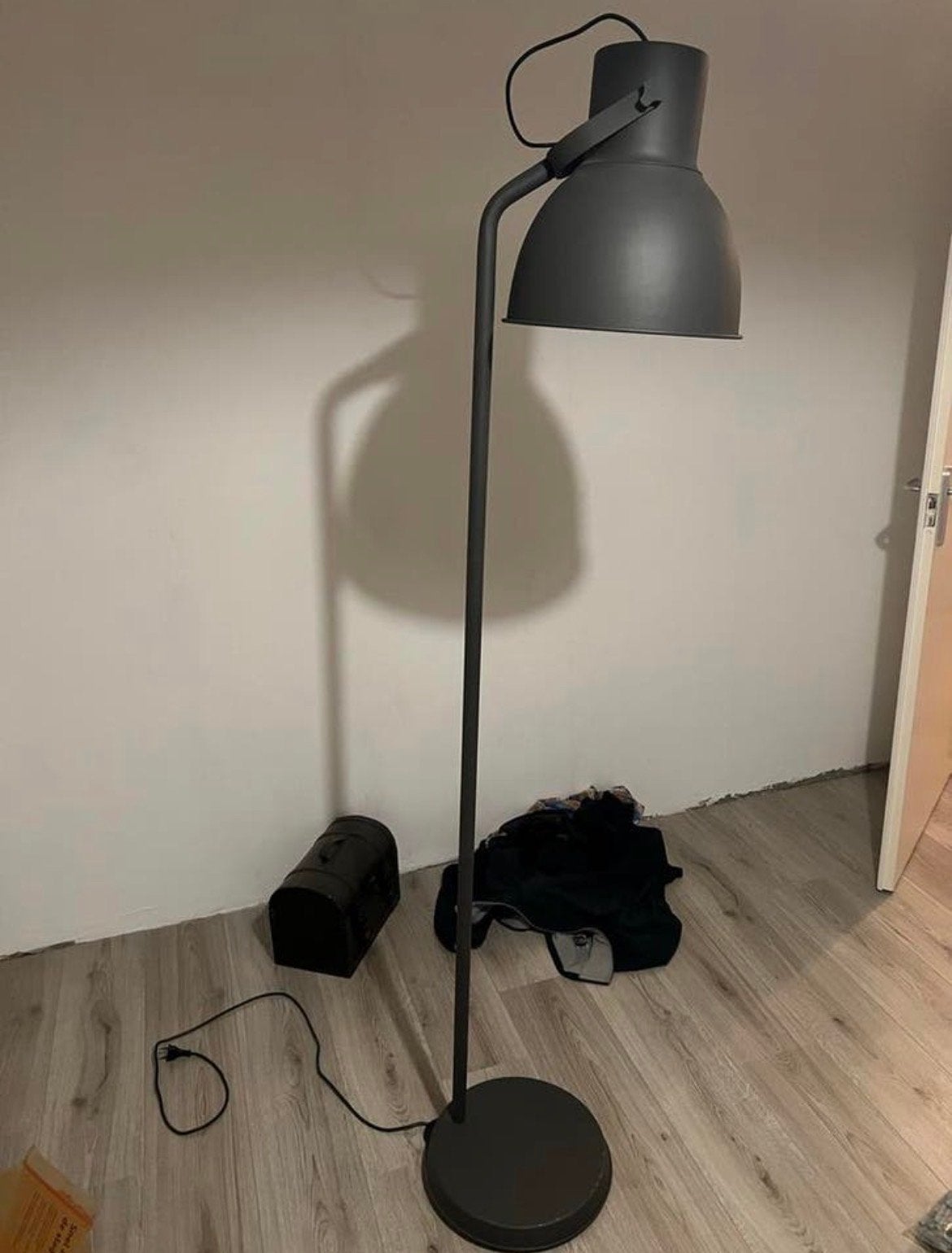 Donkere staande lamp met verstelbare kap, Ophalen, Gebruikt, E27 (groot), Metaal