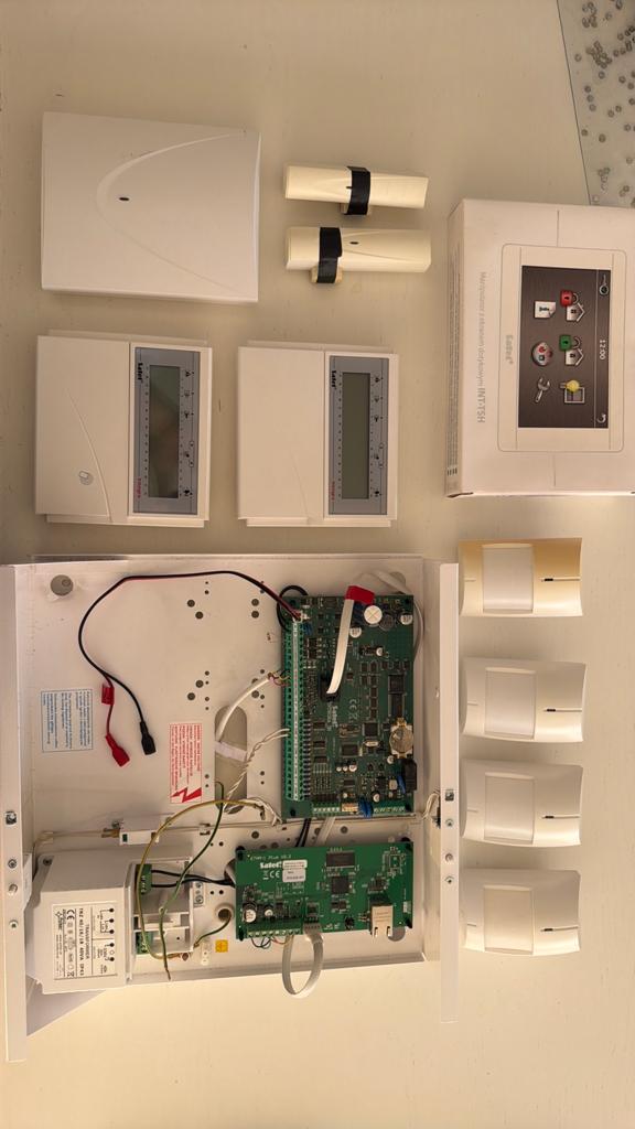 Complete Satel Integra alarmsysteem, ETHM, touchscreen, ABAX, Doe-het-zelf en Verbouw, Alarmsystemen, Ophalen of Verzenden, Compleet systeem
