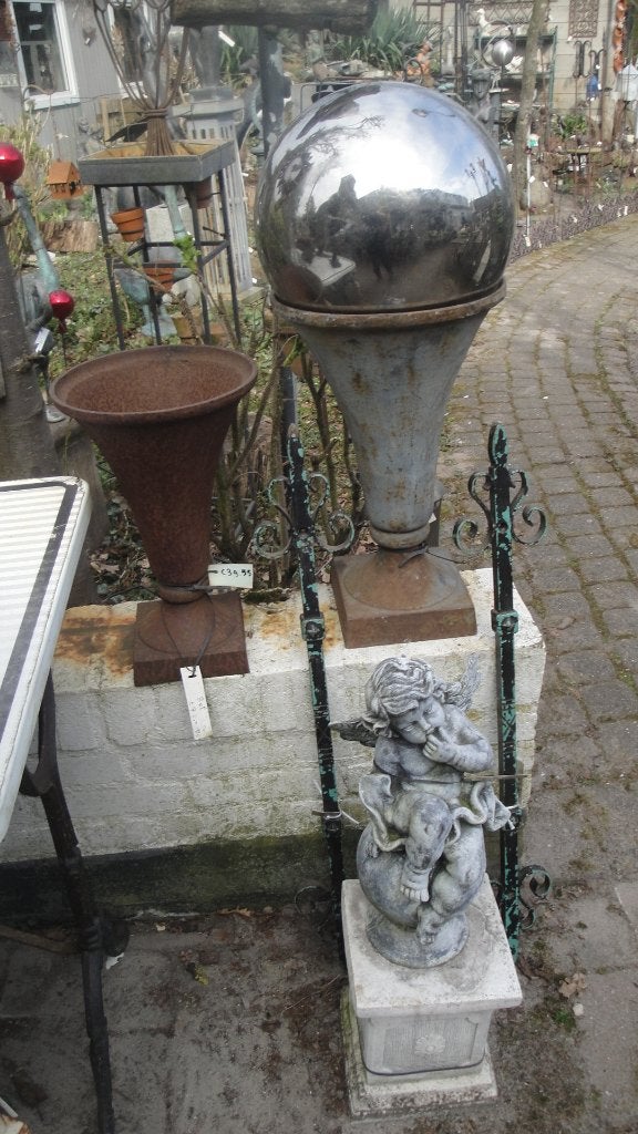 2 gietijzeren grote kelkvazen, Tuin en Terras, Tuinvazen, Ophalen of Verzenden, Gebruikt