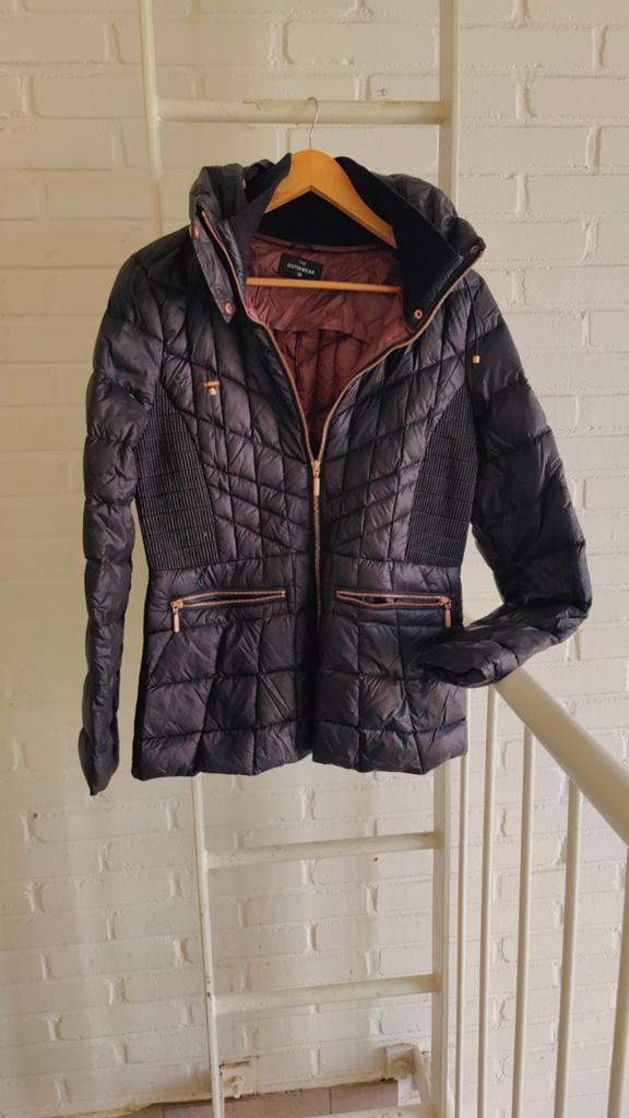 Zwarte gewatteerde jas met gouden ritsen, Kleding | Dames, Jassen | Winter, Zo goed als nieuw, Maat 38/40 (M), Zwart, Ophalen of Verzenden